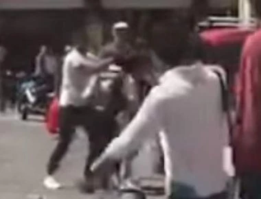 Θεσσαλονίκη: Πακιστανός προσπάθησε να ληστέψει νεαρό και έφαγε το ξύλο της χρονιάς του (βίντεο)